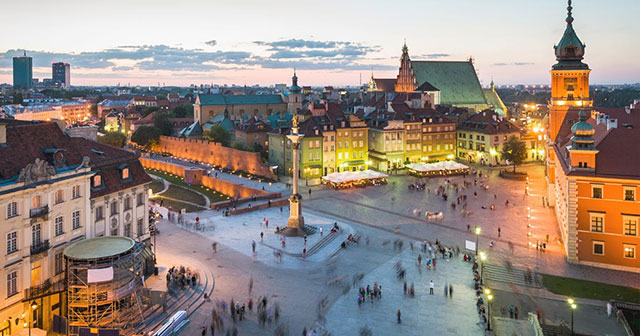 посмотреть Замковую площадь в Варшаве